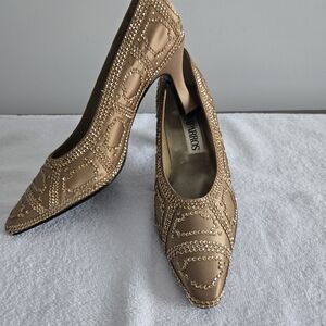 Elegant Gold Women's Pumps